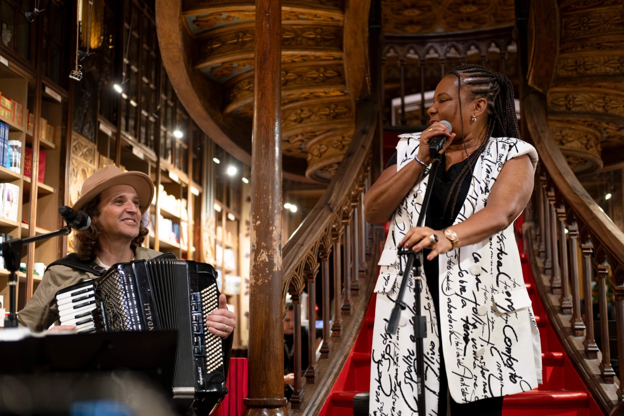 Margareth Menezes enchants Livraria Lello with spoken concert